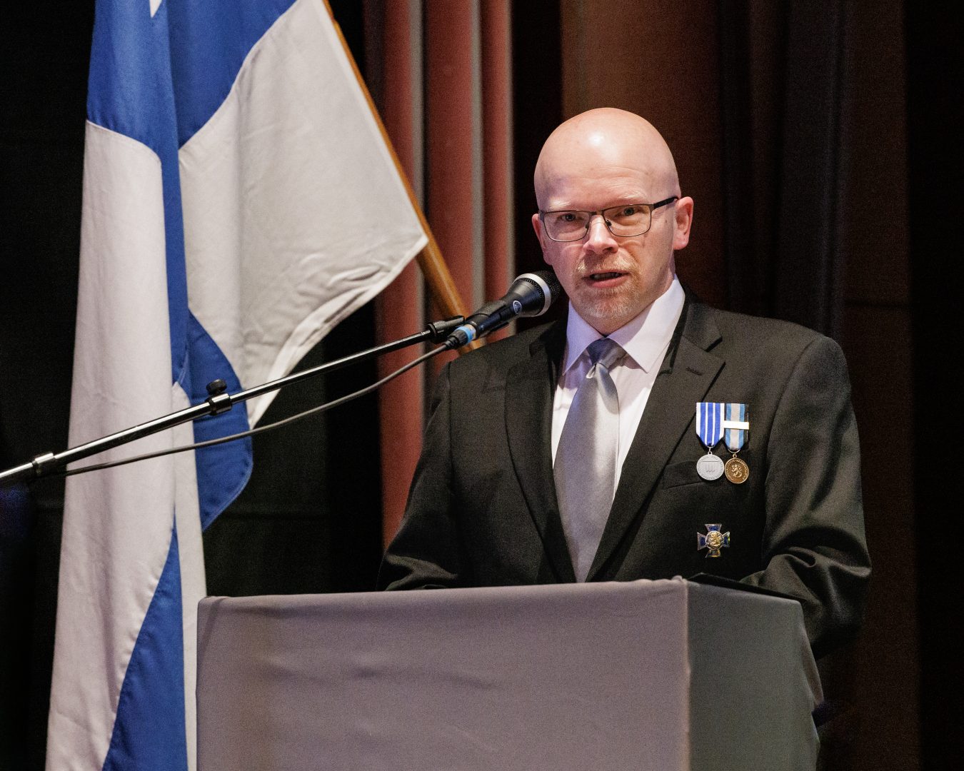 Lapuan reserviläiset ry:n puheenjohtaja Jukka Tauriainen puhuu yhdistyksen 60-vuotisjuhlassa.